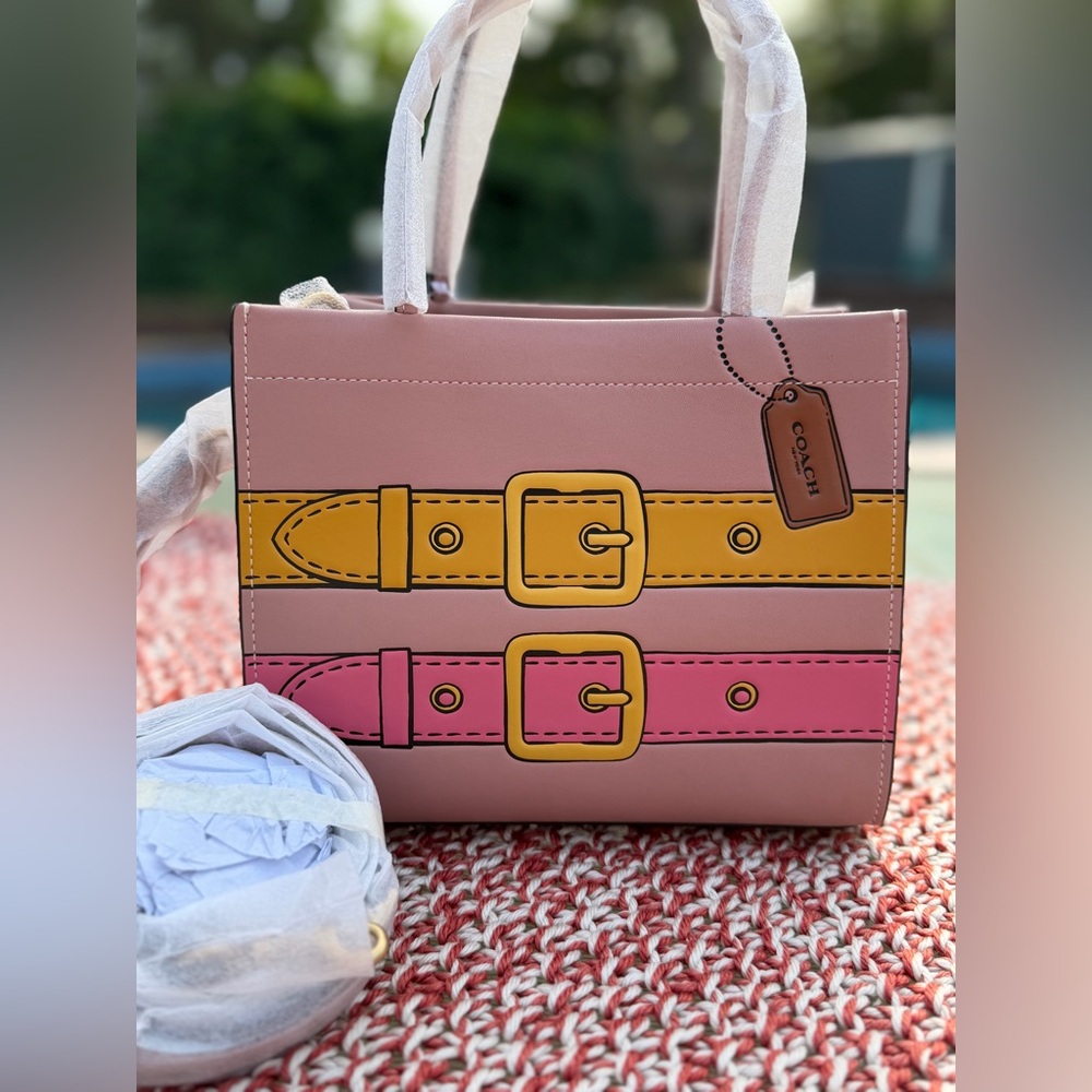 Coach Cashin Carry 22 With Trompe L'oeil Print. NWT. C9814.
